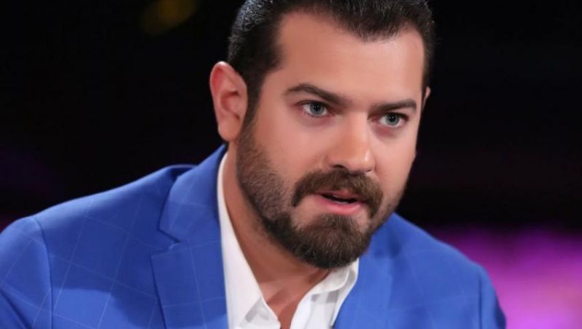 بالصور.. مئات الطلاب في انتظار عمرو يوسف