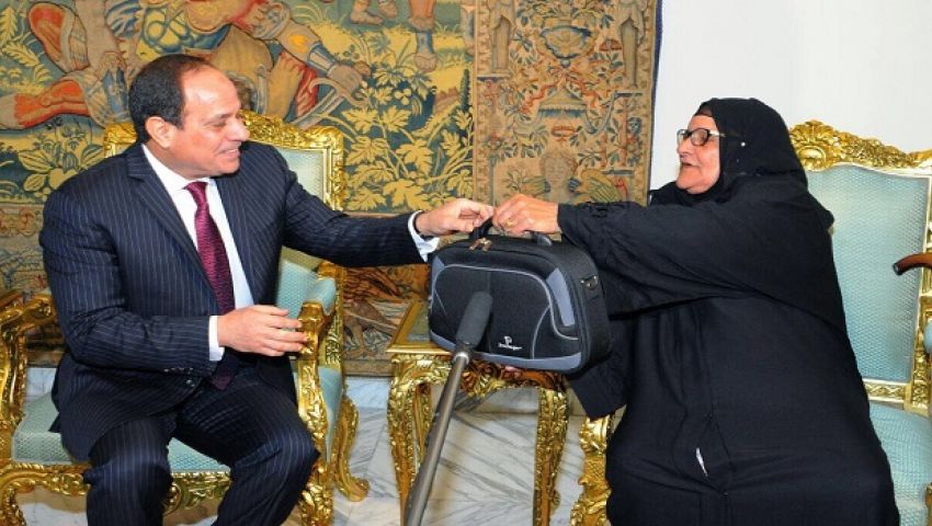 الحاجة سبيلة: قلت للسيسي لو فتحت بطني هتلاقيك قاعد في قلبي.. فضحك 