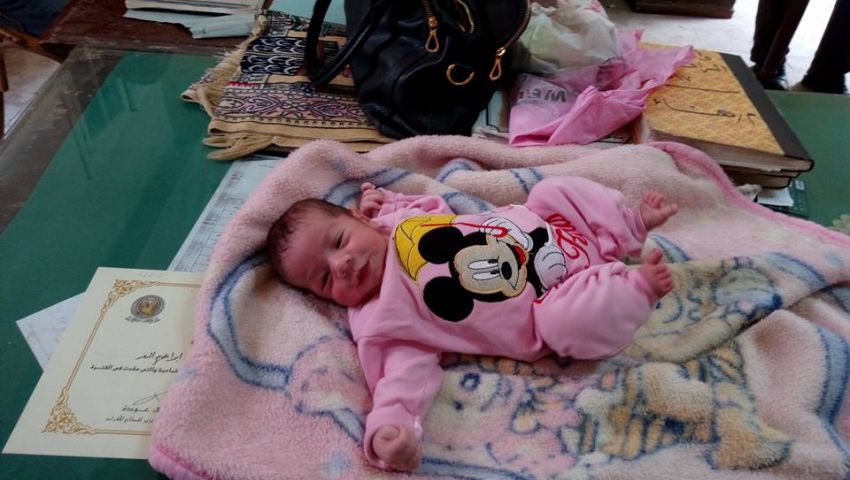 بالصور| العثور على طفل رضيع أمام شركة المضارب بالمحلة الكبري