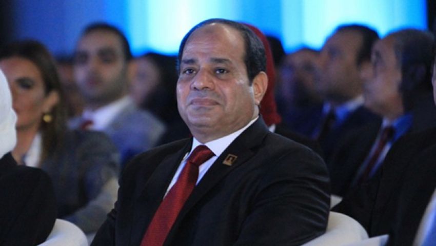شاهد.. السيسي يُحرج إحدى فتيات مؤتمر الشباب: مايصحش كده
