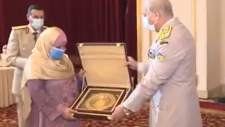 وزير الدفاع يكرم سيدة القطار.. والمجند: أعطونا دروسًا في التفاني والأخلاق (فيديو)