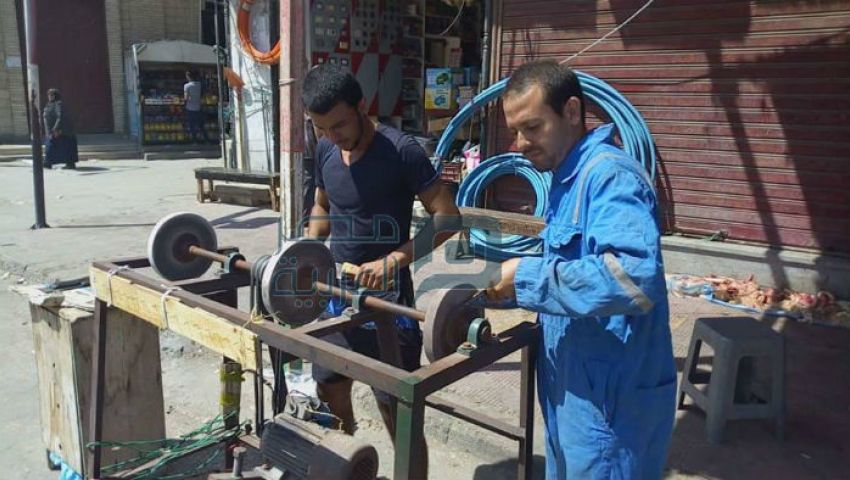 (صور) بحلول عيد الأضحى.. سنّان بالعريش: «المهنة خطر.. والسوق نايم»