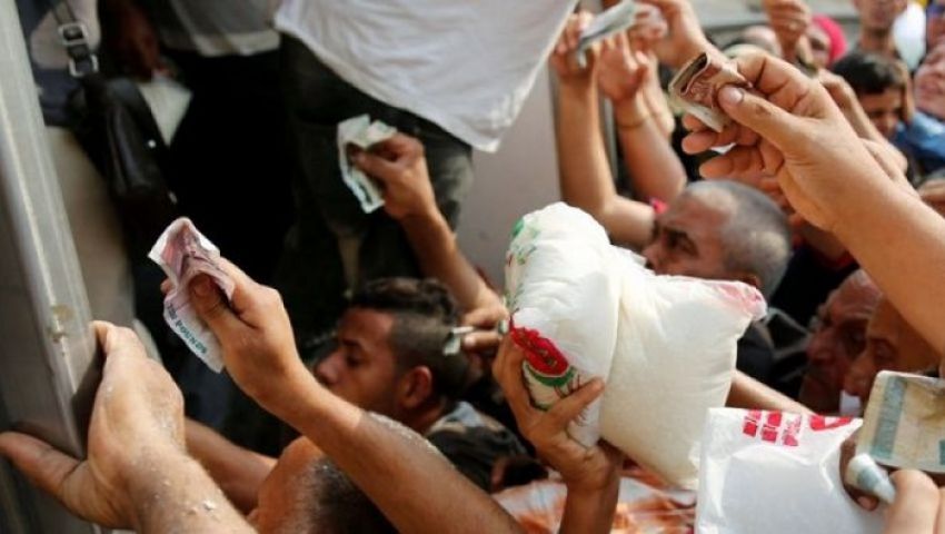بالفيديو| زحام للحصول على «كيس سكر» بالدقي
