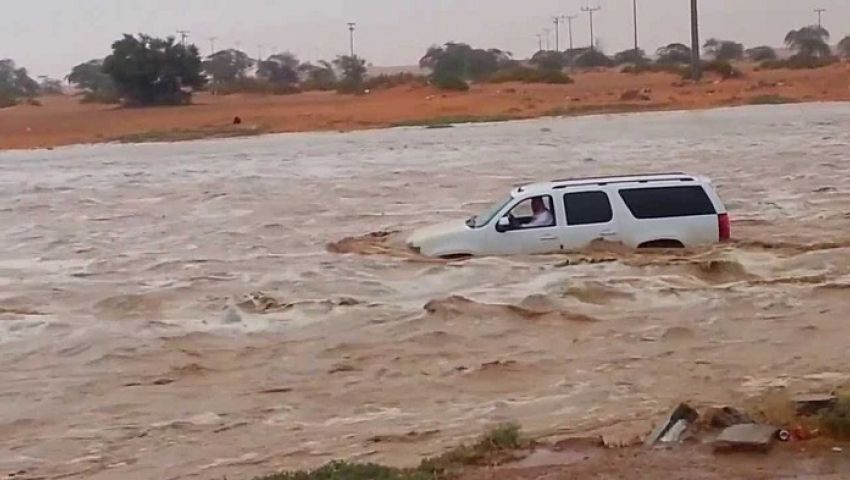 «سيارات شفط ولوادر».. هكذا استعدت شمال سيناء للأمطار والسيول
