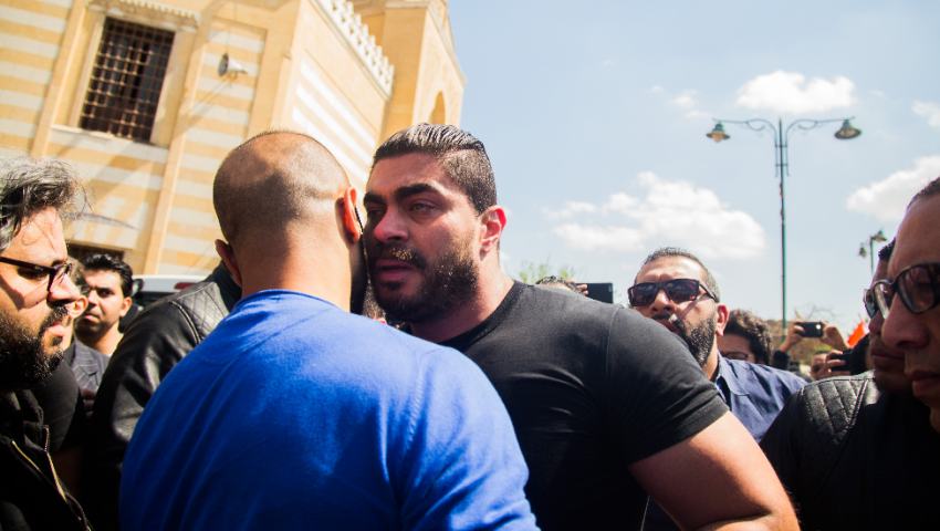بالفيديو| دموع خالد سليم في جنازة والده