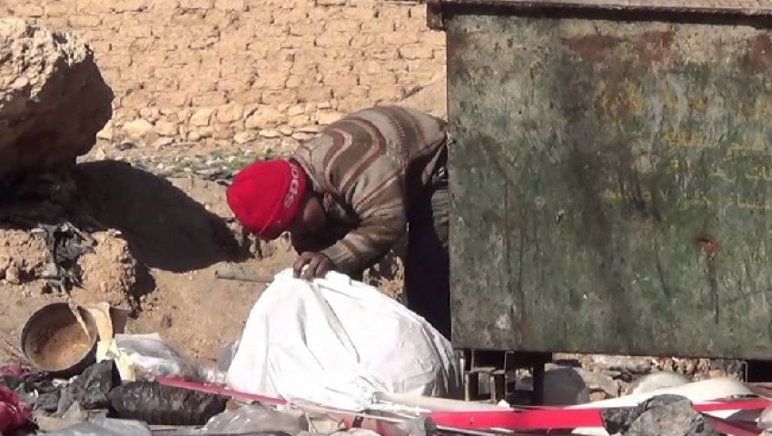 بالفيديو.. متصل لوائل الإبراشي : «والله أنا باكل من القمامة»