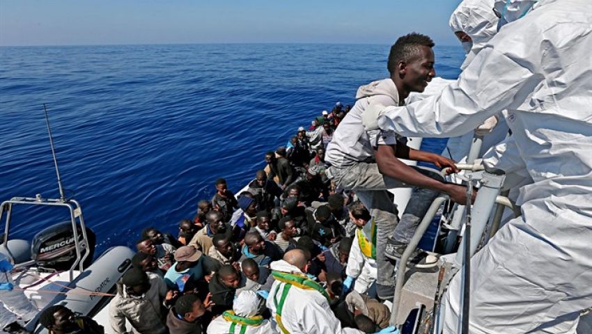 إيطاليا تنقذ 1400 مهاجر غير شرعي من البحر المتوسط