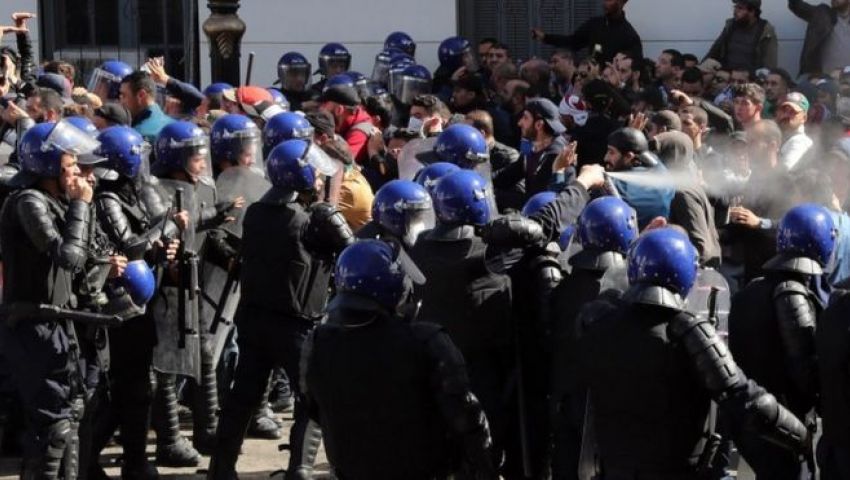 «قنابل متبادلة» تضفي طابعًا جديدًا على المواجهات بين الشرطة الجزائرية والمتظاهرين