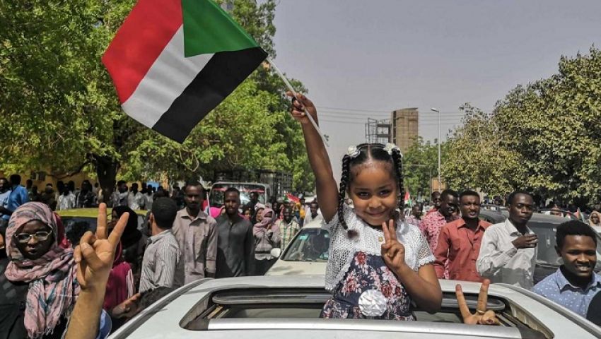 الثورة تنتصر بالسودان.. «الانتقالي» يسترضي المتظاهرين بترشيح «مدني» لقيادة الحكومة