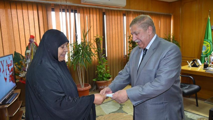 محافظ الإسماعيلية يسلم الأم المثالية للمحافظة شيكًا بمبلغ 50 ألف جنيه