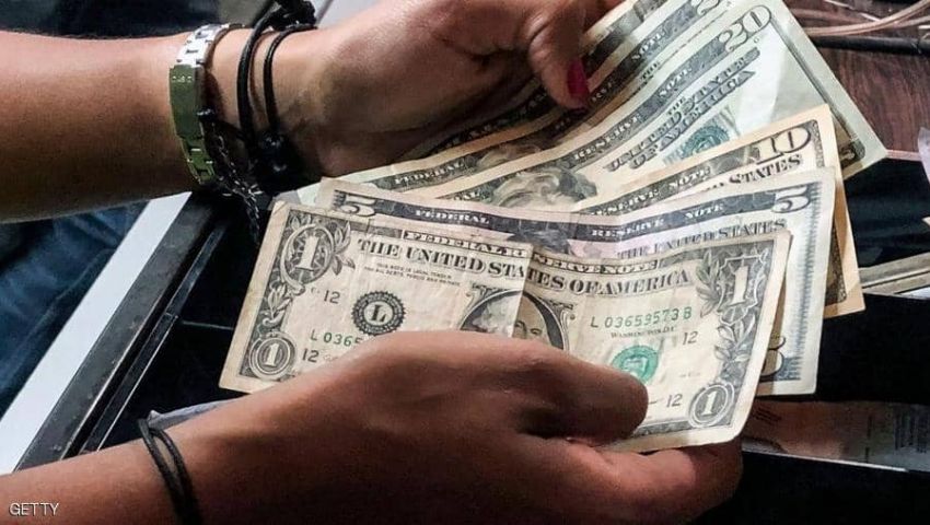 الدولار يواصل الهبوط من أعلى مستوى في عامين