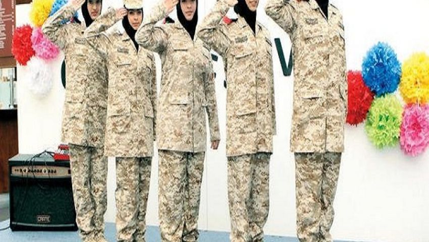 بالكوميك.. نشطاء يسخرون من الخدمة العامة للفتيات
