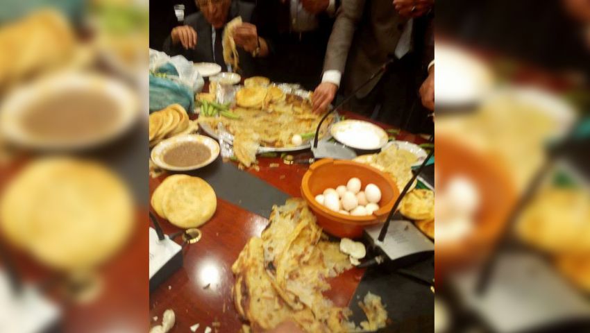 صور| فطير وبيض وعسل في عزومة غداء بالبرلمان