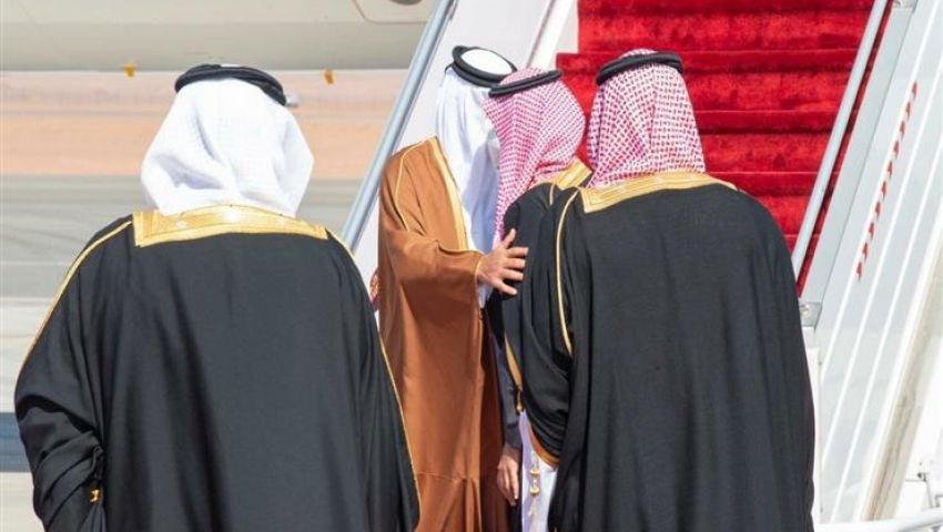 فيديو| بالأحضان.. عناق حار بين أمير قطر وولي العهد السعودي