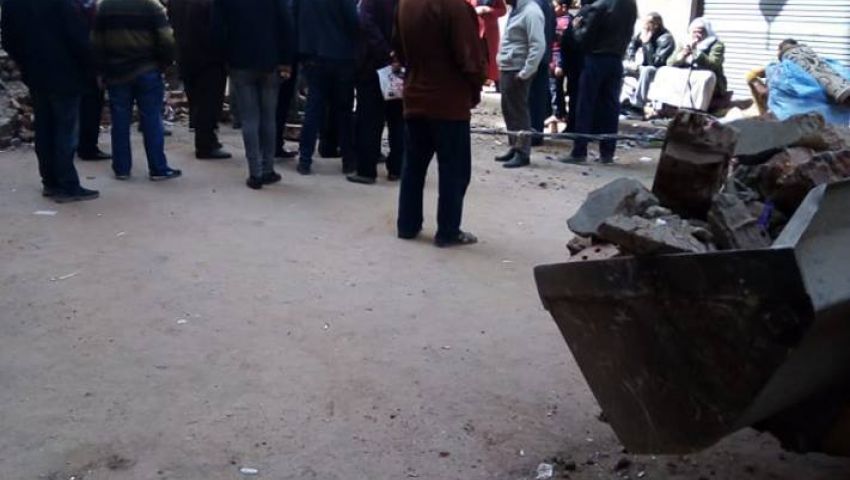 (صور) بين ليلة وضحاها.. 27 أسرة سكندرية في الشارع بسبب انهيار عقار