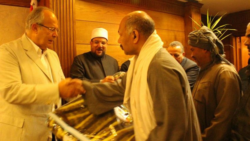 بالصور| وزير الأوقاف يوزع بطاطين على الأسر الأكثر احتياجا بالجيزة