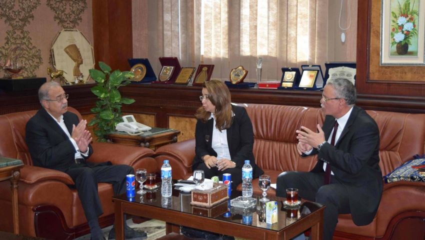 بالصور|اجتماع عاجل لرئيس الوزراء في المنيا لمتابعة تداعيات الحادث الإرهابي