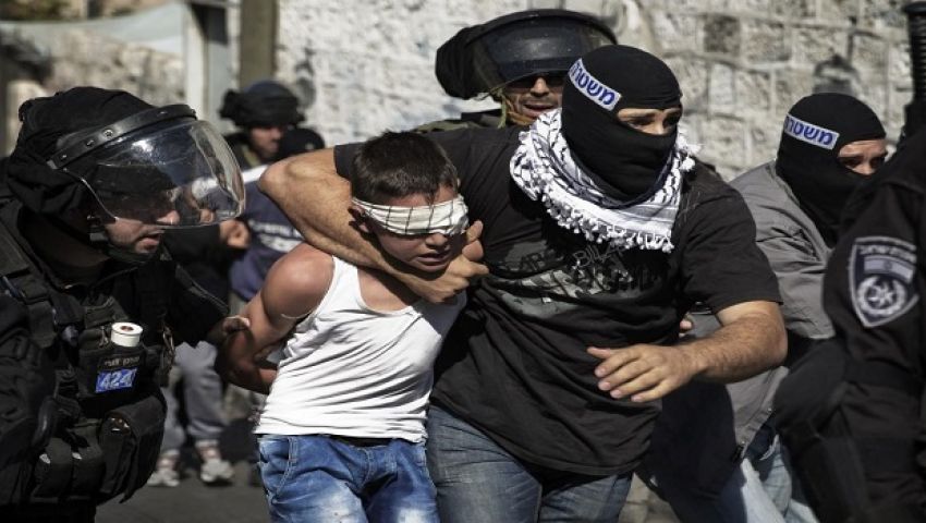 جنود إسرائيليون يحتجزون طفلًا فلسطينيًّا بحثًا عن راشقي الحجارة