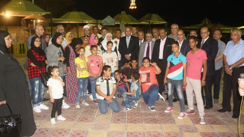 محافظ السويس يتناول إفطار رمضان مع أبناء دورالرعاية والمسنين