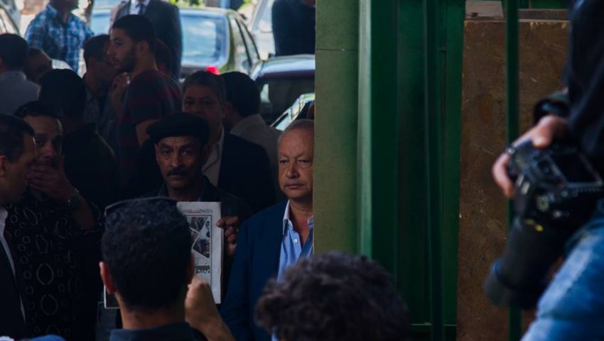 بالصور والفيديو| النمنم وساويرس والجلاد في جنازة سمير فريد