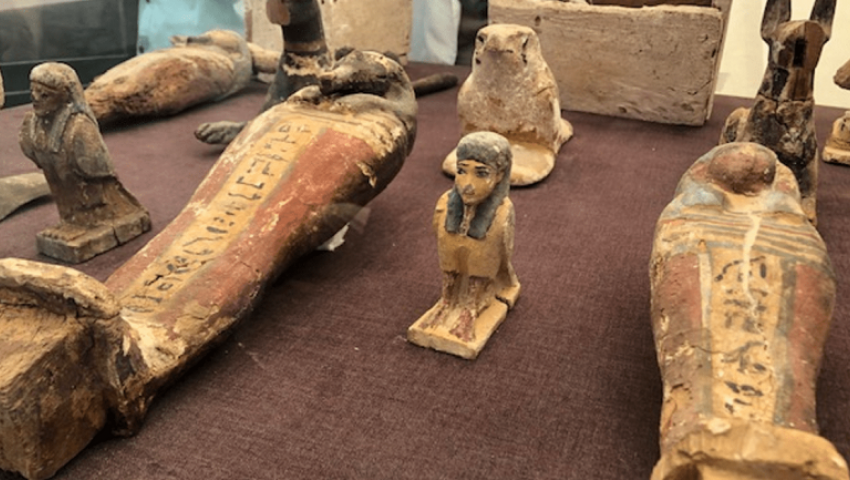 بالصور| «مقصورة وآبار وآلاف التماثيل».. الآثار تعلن اكتشافات آثرية جديدة بالأقصر