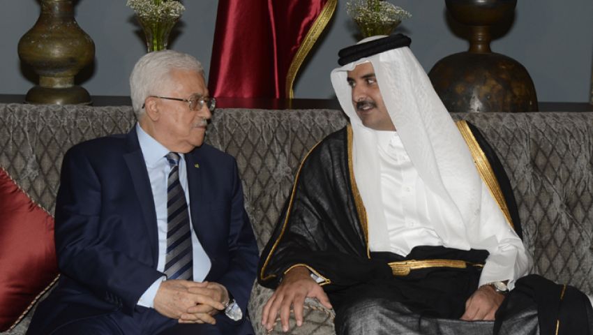 مباحثات هاتفية بين أمير قطر وعباس عقب وصوله مسقط
