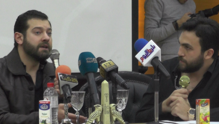 بالفيديو| عمرو يوسف يحكي عن مشواره الفني .. ويقبل يد إحدى معجباته