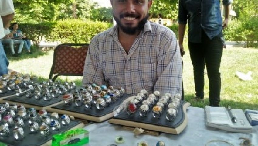 صور| «هواية وأكل عيش».. قصة «جون بتاع الفضة» مع الزواحف السامة