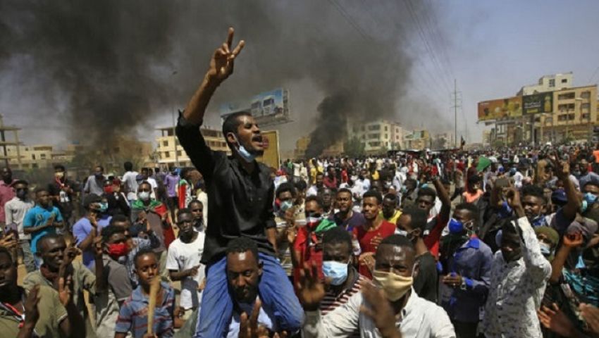 «تسقط بس».. شعارات الثورة تعود للسودان في الذكرى الثانية