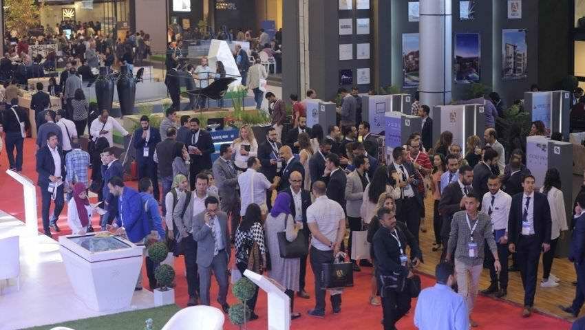 المصريون في الإمارات يطالبون وزير الإسكان الحجز بوحدات العاصمة الإدارية
