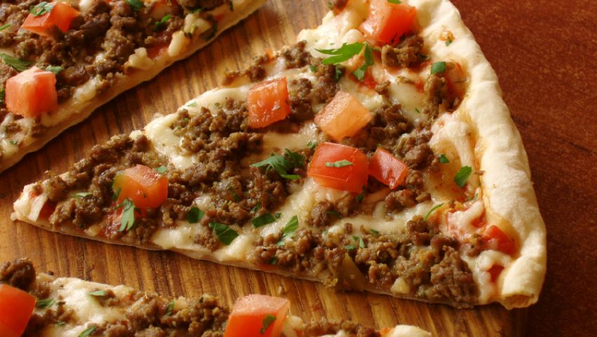 طريقة عمل البيتزا باللحمة المفرومة