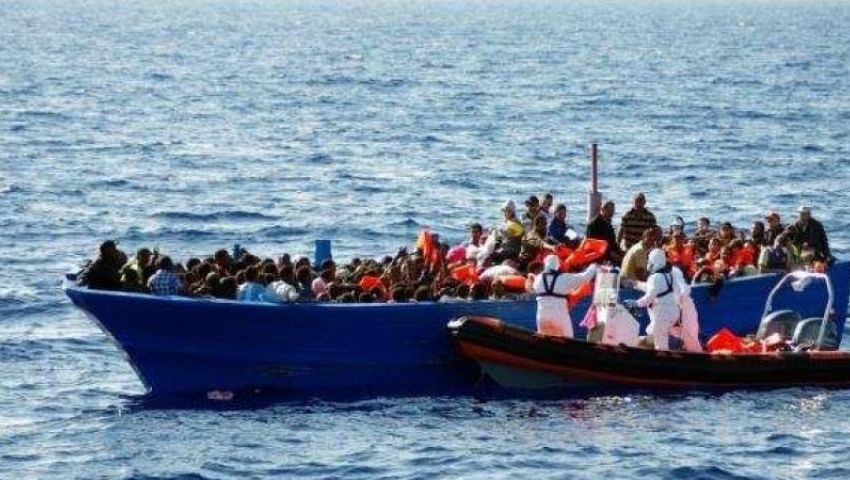 غرق مركب محمل بلاجئين في البحر المتوسط