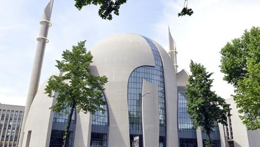 إرهابيون يمزِّقون مصاحف مسجد ألماني ويلقونها بالمرحاض