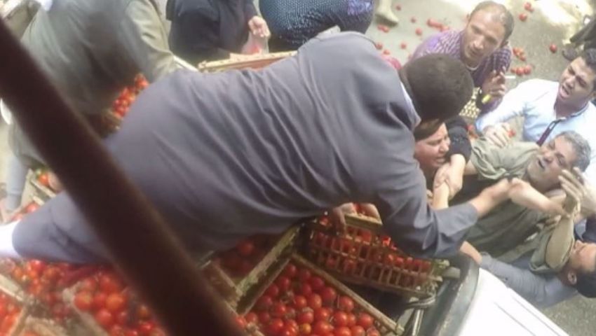 شاهد..رد فعل بائعو سوق الخضار على تاجر يبيع الطماطم بـ3.5