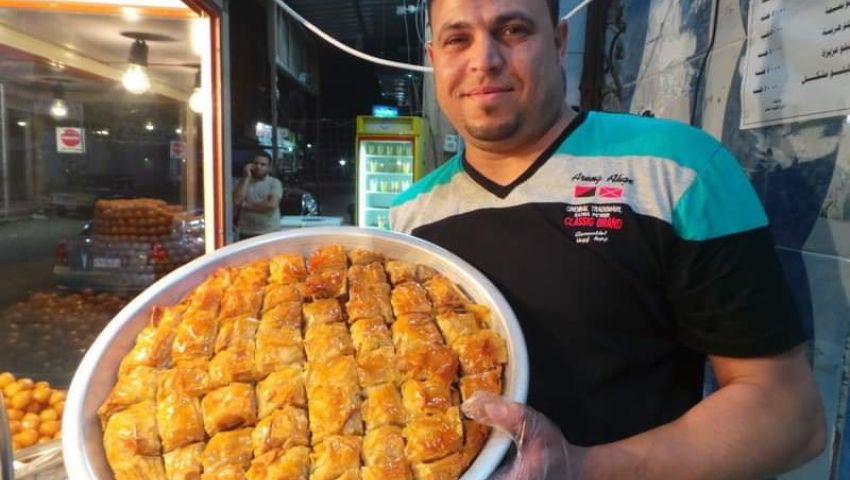 صور| «طارق زلابيانو».. أشهر صانع زلابية في رمضان بطور سيناء