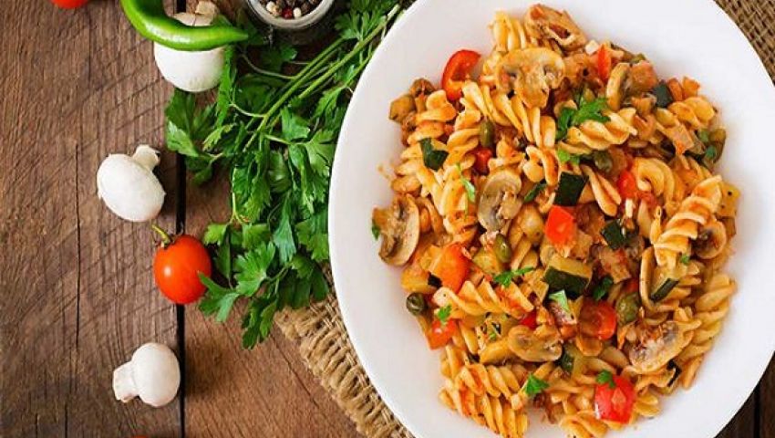 طريقة عمل المكرونة بالخضار .. في خطوتين