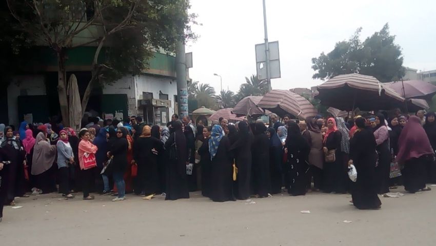 بالصور| طوابير أمام مكاتب بريد القليوبية لتحديث بطاقات التموين 
