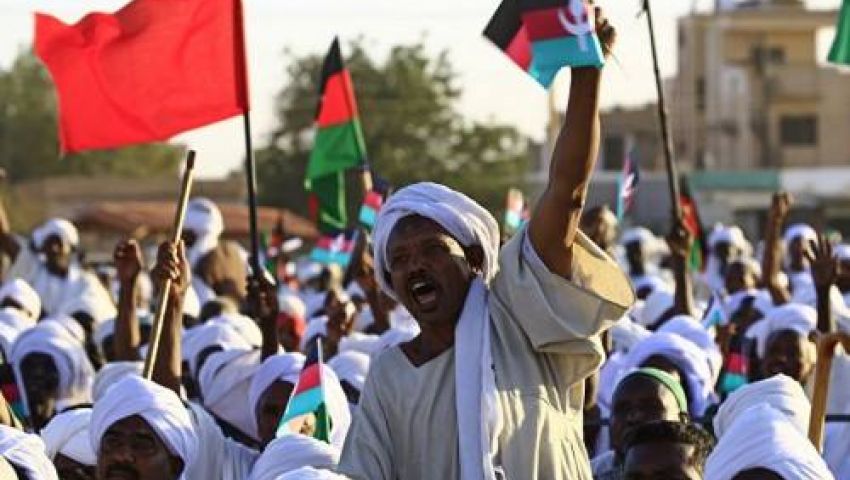 فيديو| الشعب يريد إسقاط النظام.. والبشير يعمق جراح السودان بتعيينات جديدة