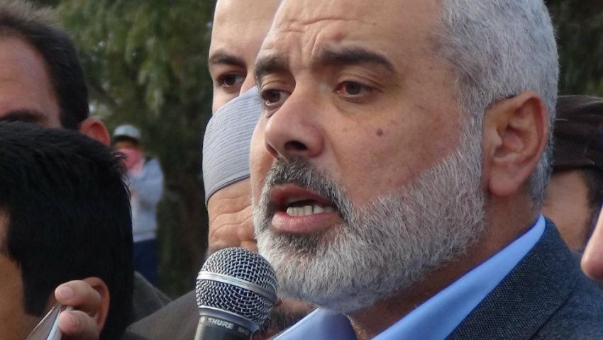 هآرتس: تحديان يواجهان هنية مع استلام منصبه