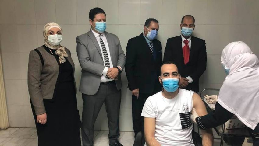 بعد حصوله على اللقاح وإصابته بكورونا.. طبيب الحوامدية يروى التفاصيل