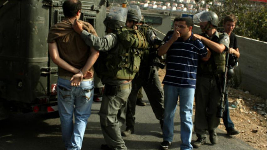 جيش الاحتلال يعتقل 5 فلسطينيين في الضفة الغربية