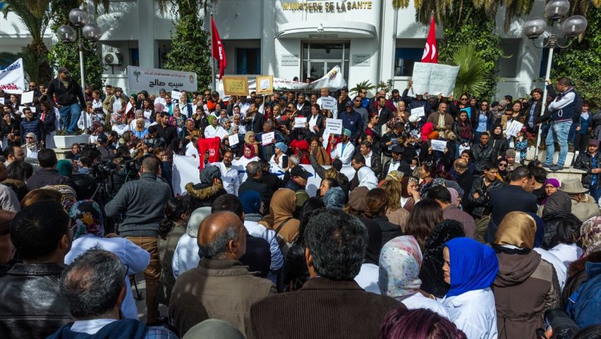 احتجاج المئات من أطباء تونس للمطالبة بالإفراج عن اثنين من زملائهم