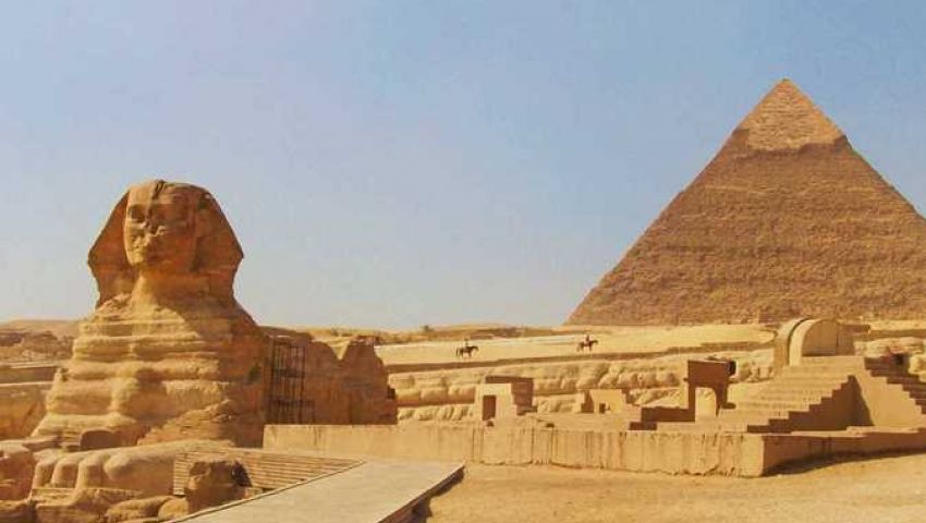 القبض على سائح أجنبي التقط صورا مخلة بمنطقة آثار الهرم