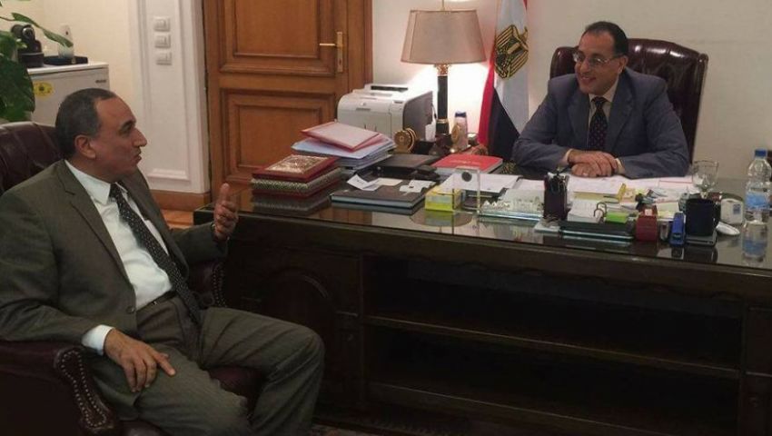 بالصور| وزير الإسكان يلتقى عبد المحسن سلامة