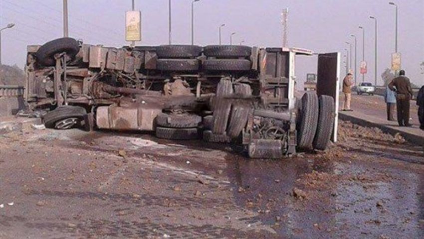 انقلاب مقطورة أعلى دائري المريوطية- المعادي وتوقف حركة المرور