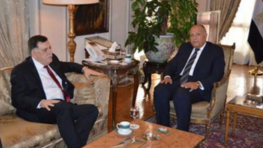شكري يطلع السرّاج على نتائج اجتماع تونس الثلاثي