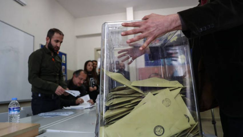 بالصور| فى الانتخابات البلدية.. الأتراك يصوتون وسط الثلوج وأردوغان يعلن فوز حزبه  