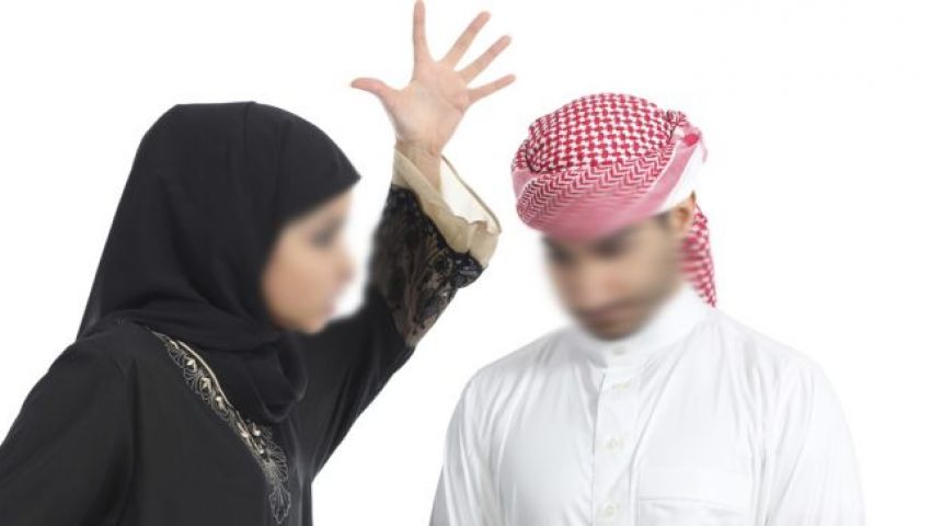 سجال خليجي على «تويتر» بعد ضرب سعودية زوجها «بالمكنسة»