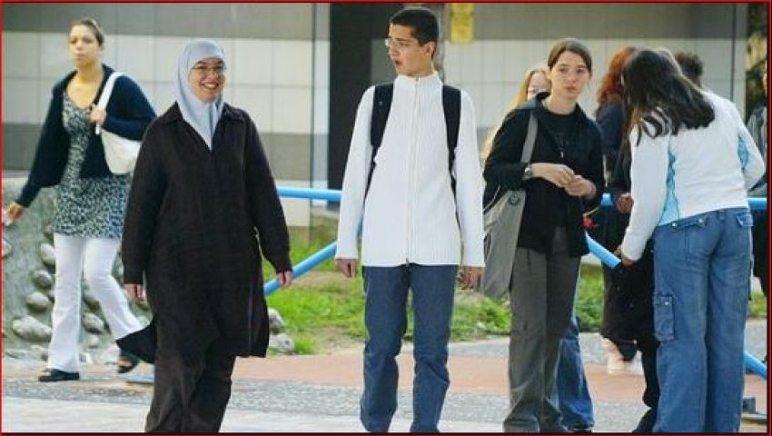 نصف الروس يؤيدون رفع الحظر عن الحجاب في المؤسسات التعليمية