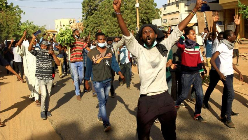 المتظاهرون يتحدون حظر التجوال..السودان إلى أين ؟